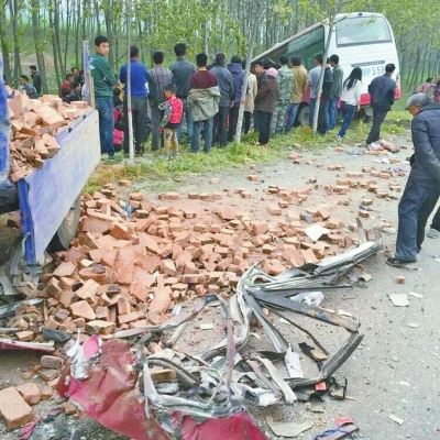 周口:“兼職校車”撞上三輪車致1死24傷 周口“兼職”校車的公交撞上了拉磚三輪車 1死24傷