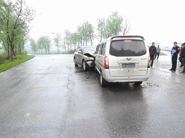 襄陽:黑校車與奧迪車迎面相撞 事故現(xiàn)場 警方供圖