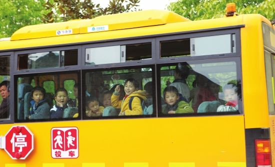 湖南:益陽(yáng)22輛校車(chē)不合格 鋼材開(kāi)裂30厘米仍運(yùn)營(yíng) 湖南:益陽(yáng)22輛校車(chē)不合格 鋼材開(kāi)裂30厘米仍運(yùn)營(yíng)