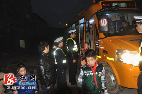 民警夜查校車核載情況(資料圖)