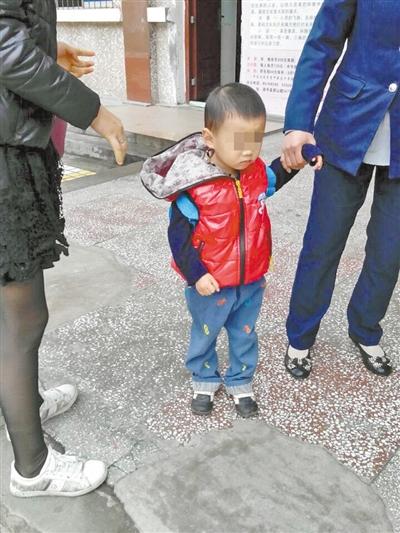 2歲兒童被送錯(cuò)校車 在新幼兒園淡定上課 2歲兒童被送錯(cuò)校車 在新幼兒園淡定上課