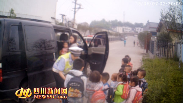 瀘州九座“校車”竟塞了19個娃 遇交警突然拐彎