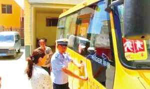 城關交警聯合多部門檢查校車安全