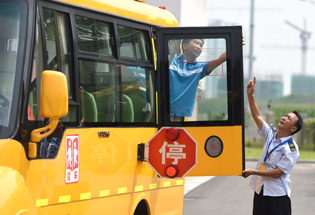 南京:全面檢查校車 迎開學(xué)季的到來