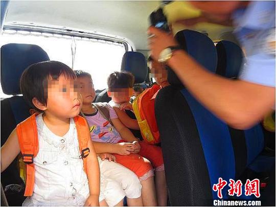 四川達州交警開出首張處“黑校車”上萬元罰單