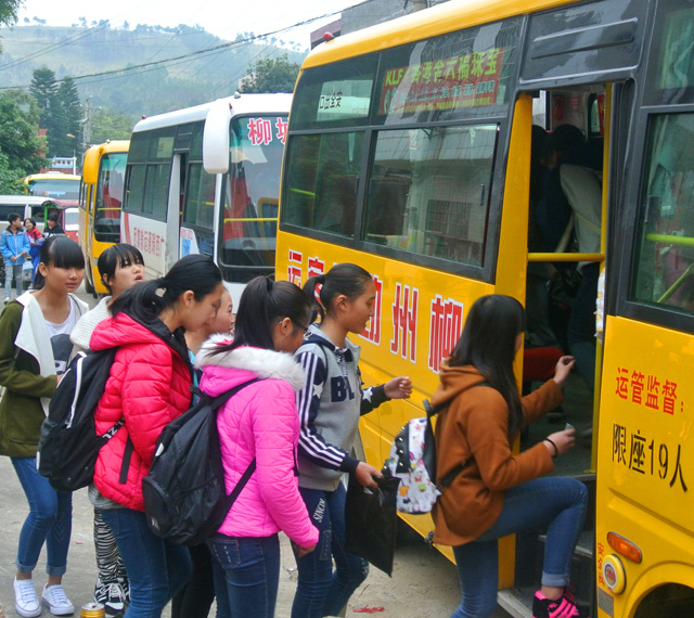 廣西省柳城縣啟動(dòng)校車(chē)服務(wù) 免費(fèi)校車(chē)溫暖學(xué)子心