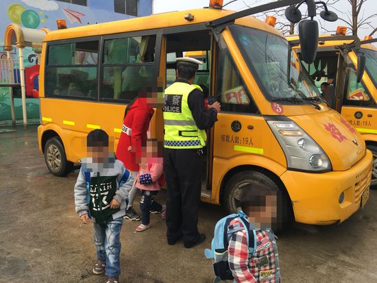 民警疏散上學(xué)幼童