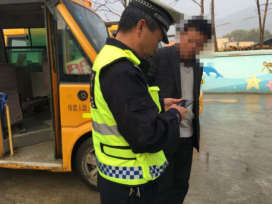 交警向校車司機調(diào)查取證