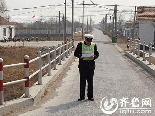 山東沾化交警對全區校車行駛路線展開拉網式隱患排查/ 沾化交警對全區校車行駛路線展開拉網式隱患排查