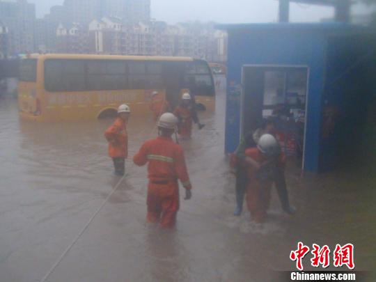 湖北黃石：強降雨致校車熄火 消防轉移40余名學生
