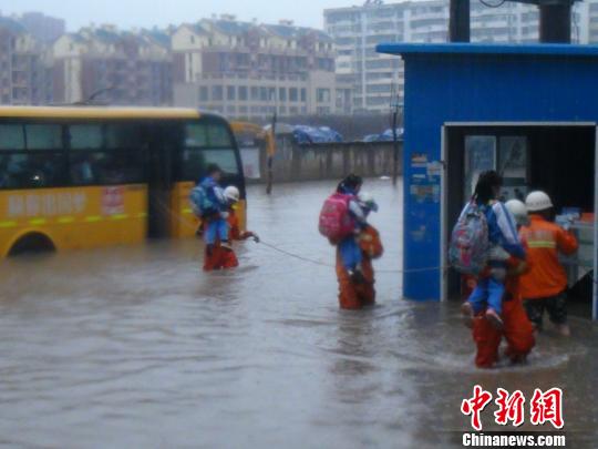 湖北黃石：強降雨致校車熄火 消防轉移40余名學生