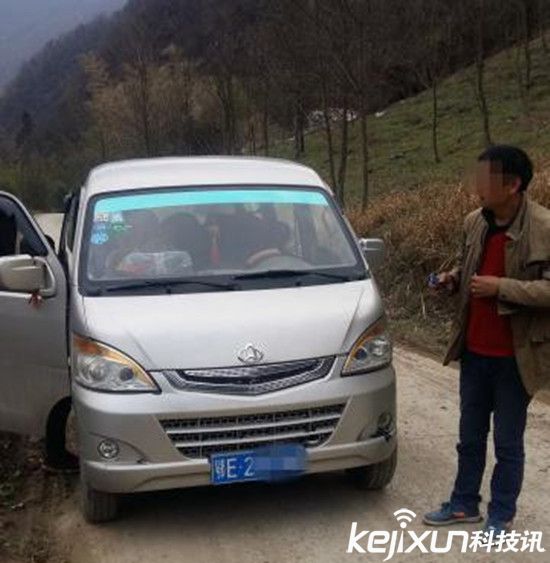 湖北:黑校車超載擠14名學生 司機涉嫌危險駕駛被刑拘 黑校車超載擠14名學生 司機涉嫌危險駕駛被刑拘