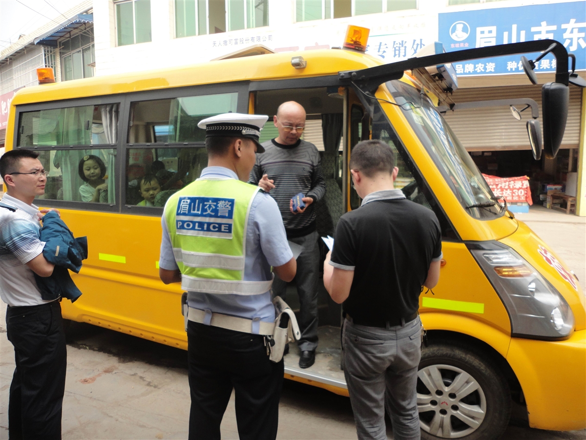 四川彭山多部門聯合檢查幼兒園校車   確保校車平安