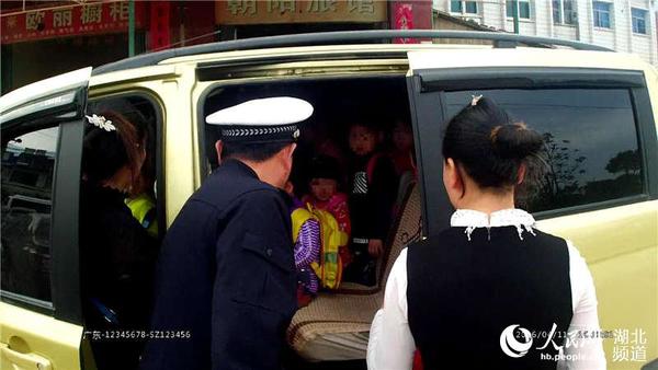 湖北陽新交警查處首例女校車司機涉嫌危險駕駛案/ 民警查處黑校車