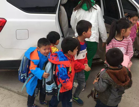 魏縣奇葩黑校車車主欲超員分流學生/ 魏縣奇葩黑校車車主欲超員分流學生