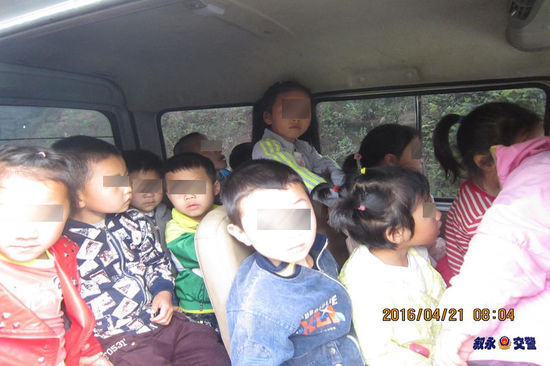 “黑校車”嚴重超載