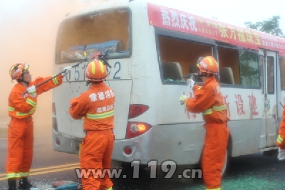 校車突發(fā)事件應(yīng)急救援演練活動(dòng)在常德臨澧開展