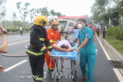 校車突發(fā)事件應(yīng)急救援演練活動(dòng)在常德臨澧開展