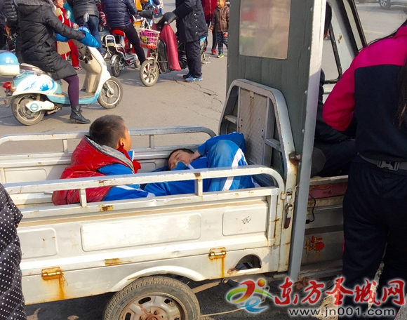 載貨電動(dòng)三輪改造成校車 ，學(xué)生怎能安全?