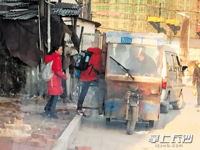長沙一改裝三輪車冒充校車搭載學(xué)生 存安全隱患