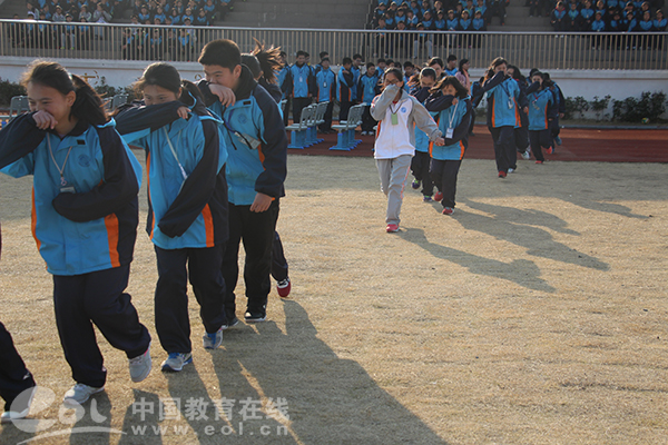 浙江學(xué)正中學(xué)開展校車安全演練活動(dòng)