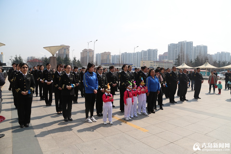 青島1900輛校車系上藍絲帶 呼吁關愛自閉癥兒童