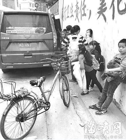 福建：仙游賴店中心小學(xué)門口 面包車當(dāng)“校車”接送學(xué)生