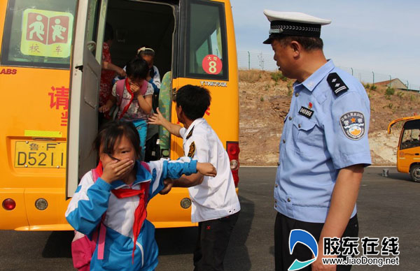 萊陽(yáng)交警組織師生開展校車逃生演練