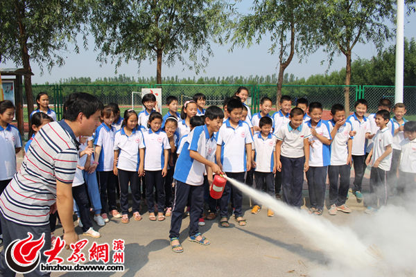 山東姜樓鎮(zhèn)實(shí)驗(yàn)小學(xué)：校車安全不是說(shuō)說(shuō)而已