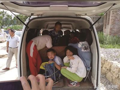 貴州安順:面包車(chē)變“校車(chē)” 后備箱還蹲了四個(gè)娃 貴州安順:面包車(chē)變“校車(chē)” 后備箱還蹲了四個(gè)娃