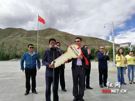 長(zhǎng)沙愛(ài)心企業(yè)向貢嘎捐贈(zèng)校車 結(jié)束當(dāng)?shù)責(zé)o專用校車歷史