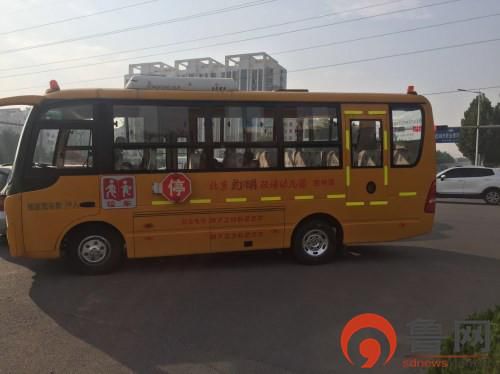 山東膠州:奔馳與幼兒園校車刮擦 無(wú)人員傷亡