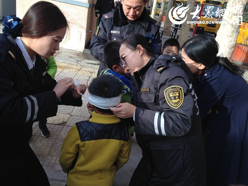 校車常備醫(yī)藥箱 學(xué)生不慎摔傷工作人員緊急包扎