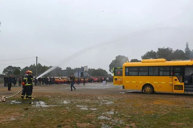 湖南岳陽市：岳陽縣楊林小學(xué)開展校車安全事故應(yīng)急演練