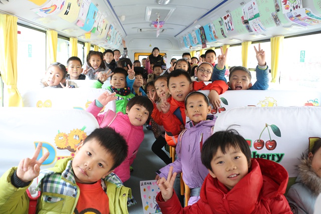 孩子們乘校車找不到座位怎么辦？生活照來排座次