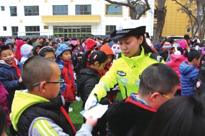 蘭州：交警嚴查校車安全加強護學力度