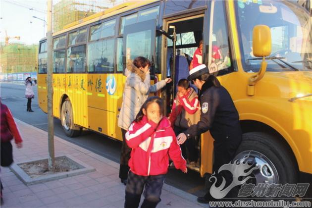 山東省德州市：交警三大隊開展校車安全應急逃生演練