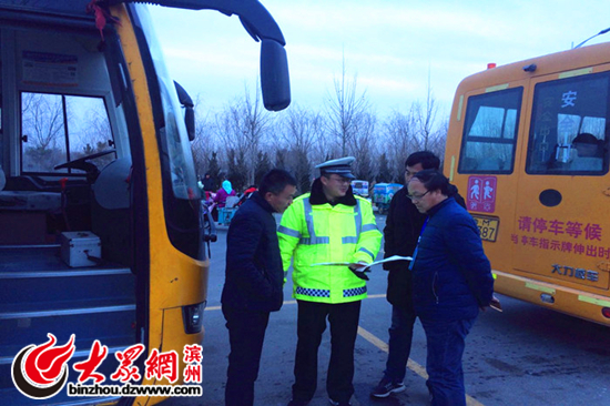 山東省濱州市博興縣：交警開展校車安全“體檢” 守護(hù)學(xué)生平安路