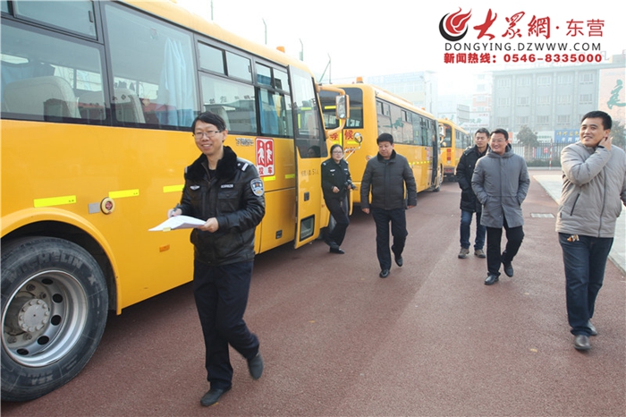 山東省東營(yíng)區(qū)三中積極迎接校車(chē)檢查確保學(xué)生安全出行