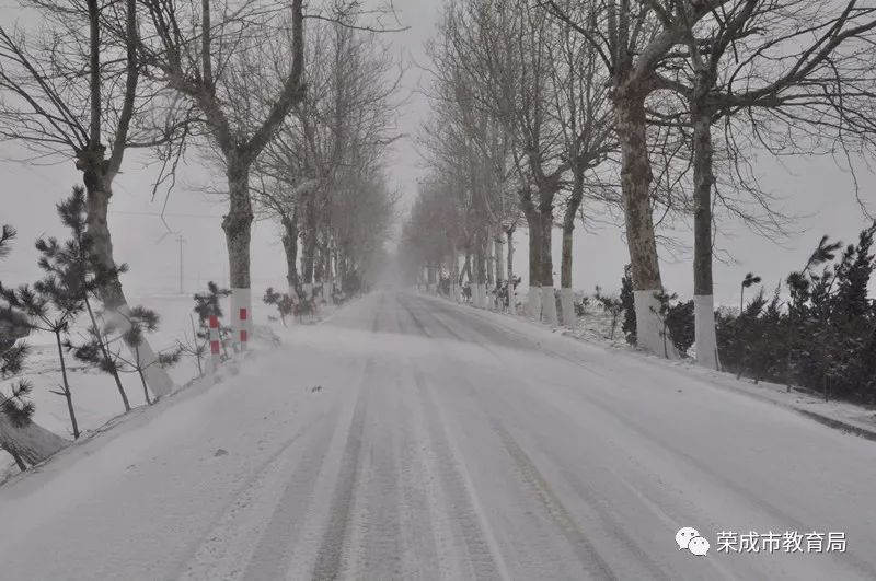 雪后，榮成市教育局對(duì)這些校車(chē)運(yùn)行路段進(jìn)行考察