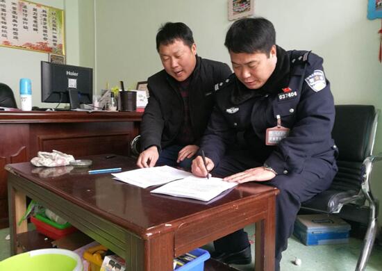 河南省新鄉(xiāng)市封丘縣：警方約談校車負責(zé)人 讓學(xué)生平安回家