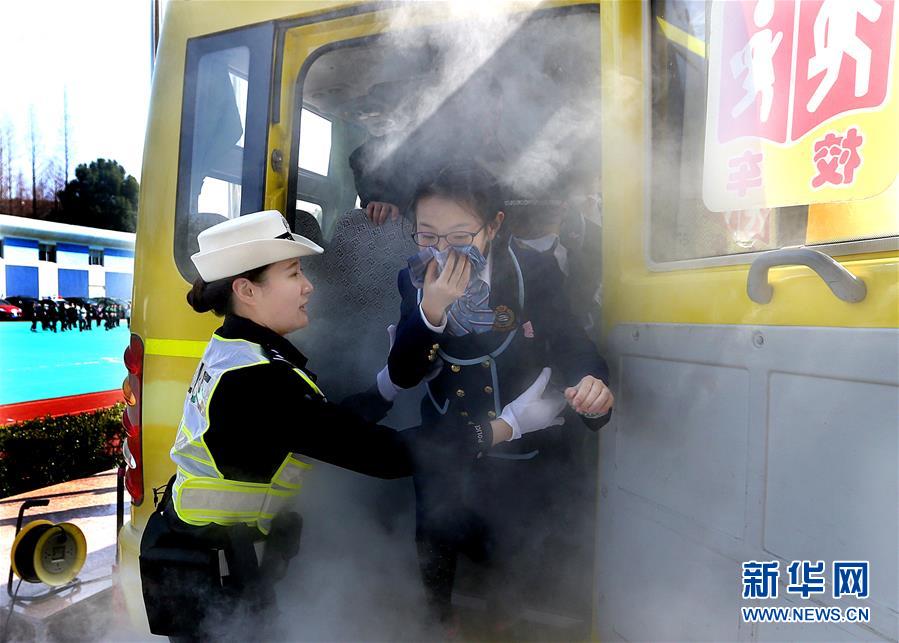 （社會(huì)）上海舉行校車應(yīng)急疏散演練