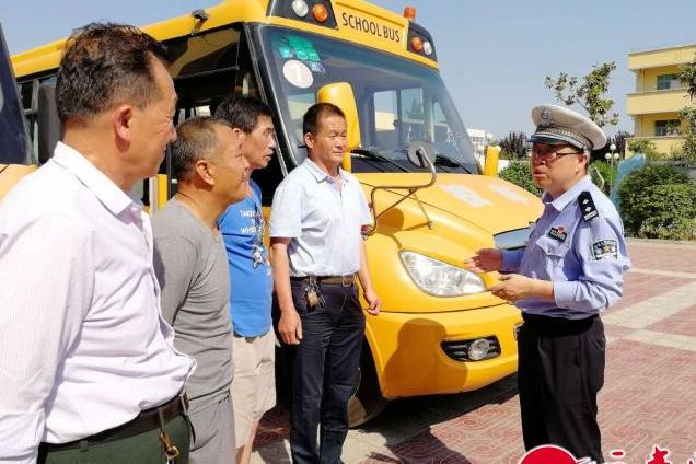 陜西西安：高新大隊(duì)民警走進(jìn)學(xué)校 開展道路安全宣傳和校車安全檢查