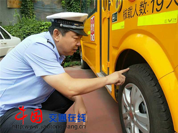 山西霍州：公安交警深入轄區小學、幼兒園檢查學校校車暑期安全管理情況