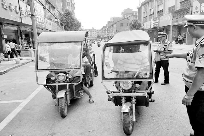 福建莆田荔城區(qū)：三輪車當(dāng)“校車” 安全隱患盼整治