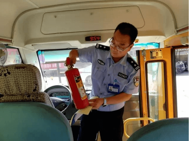 迎接開學季，邯鄲峰峰交警開展校車安全隱患大排查