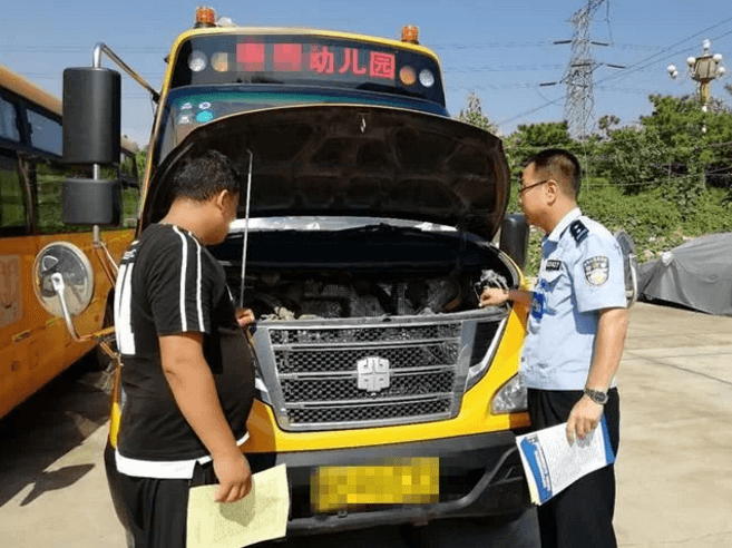 迎接開學季，邯鄲峰峰交警開展校車安全隱患大排查