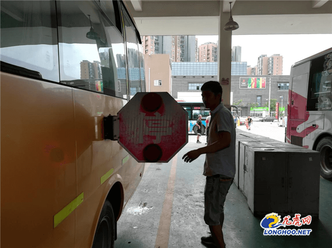 六合公司開展校車專項安檢迎接開學(xué)