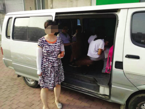 大連：嚴重超員“黑校車” 被抓時學(xué)生還在車里寫作業(yè)