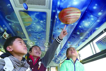 全國首輛手繪主題校車青島上線 車廂似飛船